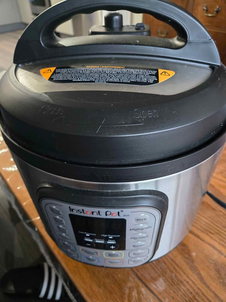 Instant Pot Duo 7 in 1 electric pressure cooker 8 Quart - photo 3