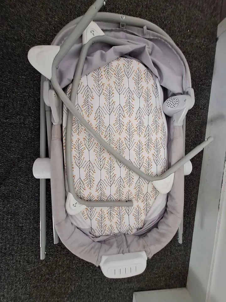 Fisher-Price Baby Crib/Bassinet with Music image indicator(3)