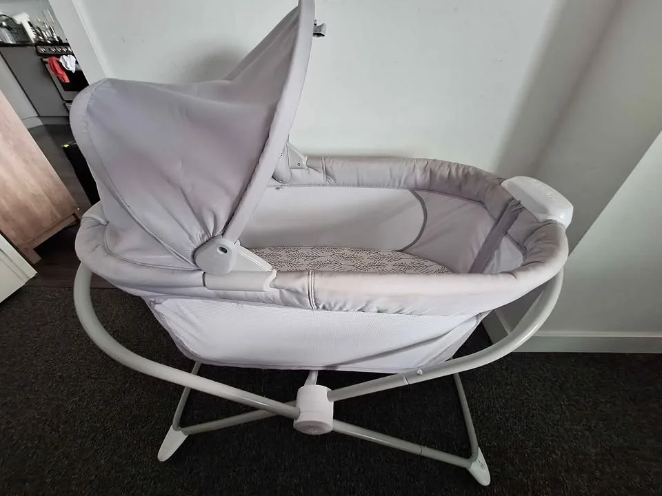 Fisher-Price Baby Crib/Bassinet with Music image indicator(4)