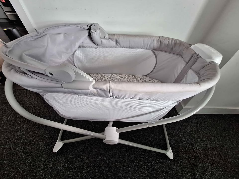 Fisher-Price Baby Crib/Bassinet with Music - photo 5