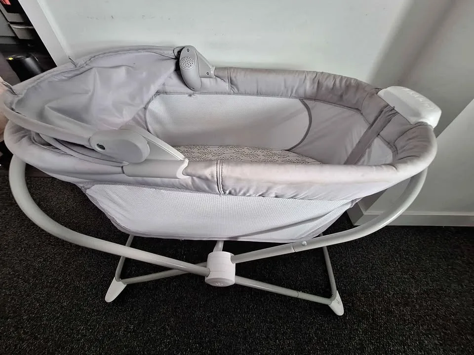 Fisher-Price Baby Crib/Bassinet with Music image indicator(5)