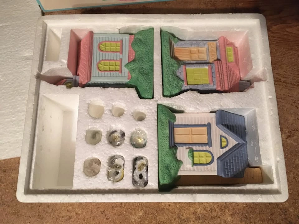 Hopalong Hollow Hand Painted Porcelain Easter Village - 9 Pieces - photo 2