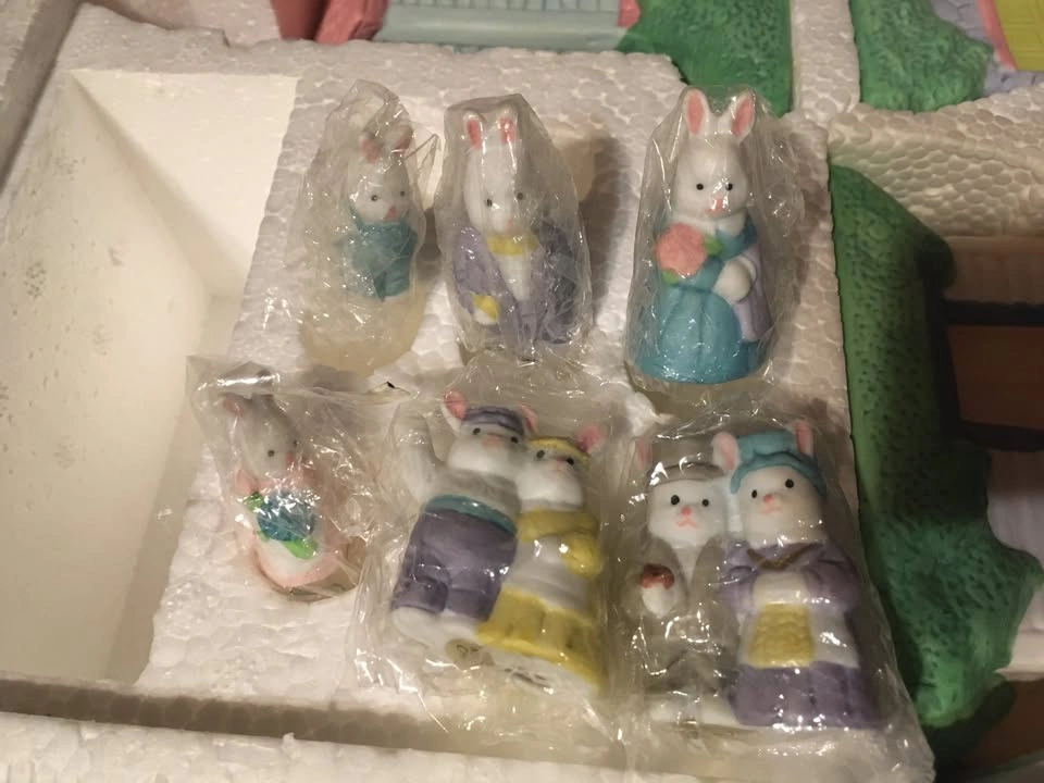 Hopalong Hollow Hand Painted Porcelain Easter Village - 9 Pieces - photo 3