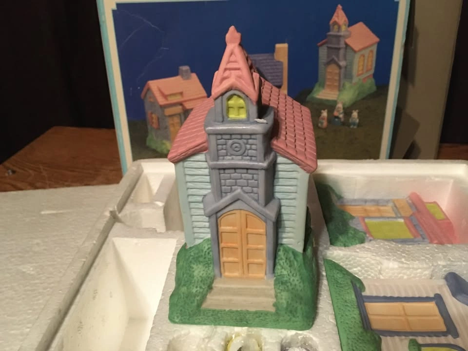 Hopalong Hollow Hand Painted Porcelain Easter Village - 9 Pieces - photo 4