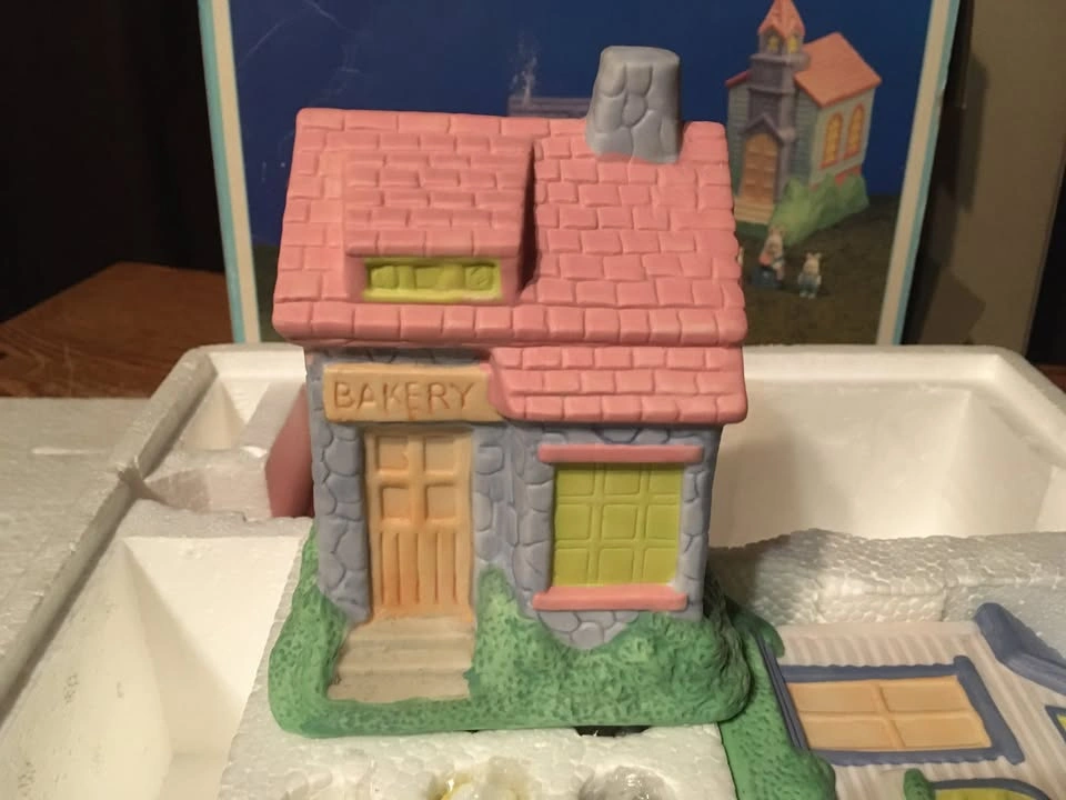 Hopalong Hollow Hand Painted Porcelain Easter Village - 9 Pieces - photo 5
