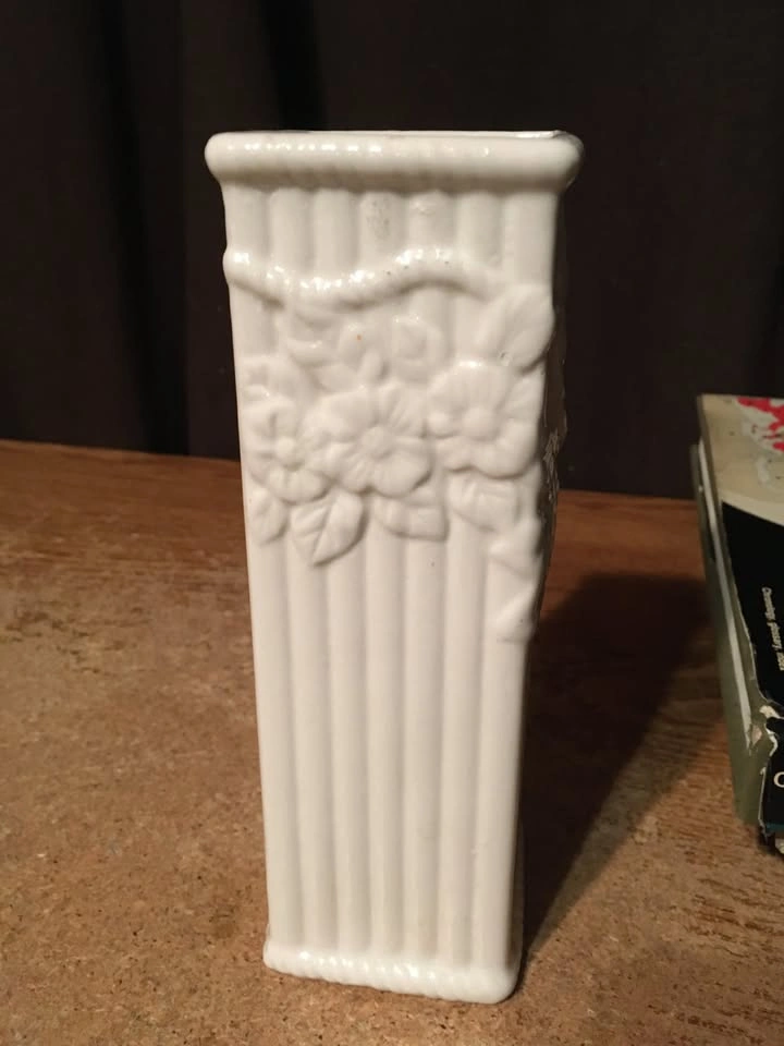 VINTAGE WHITE PILLAR FLORAL DESIGN VASE 8" - photo 4