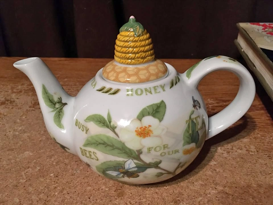 TEA & HONEY TEAPOT BUSY BEES BEE HIVE FLOWERS BY CARDEW DESIGN