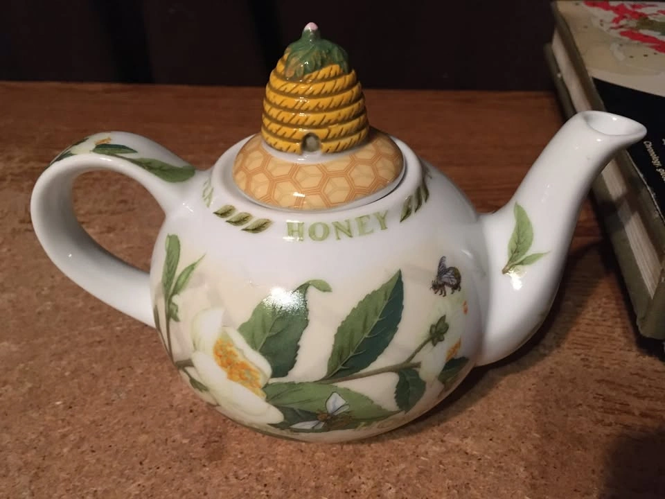 TEA & HONEY TEAPOT BUSY BEES BEE HIVE FLOWERS BY CARDEW DESIGN - photo 3