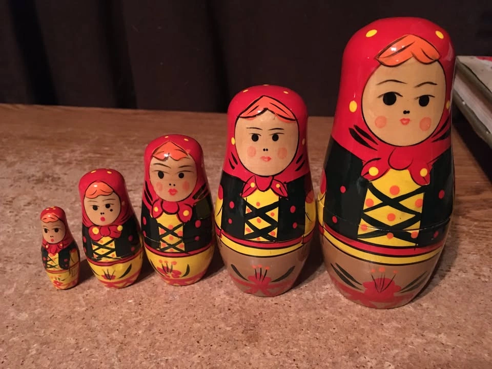 SET OF 5 RUSSIAN NESTING DOLLS HANDPAINTED WOODEN DOLLS - photo 3