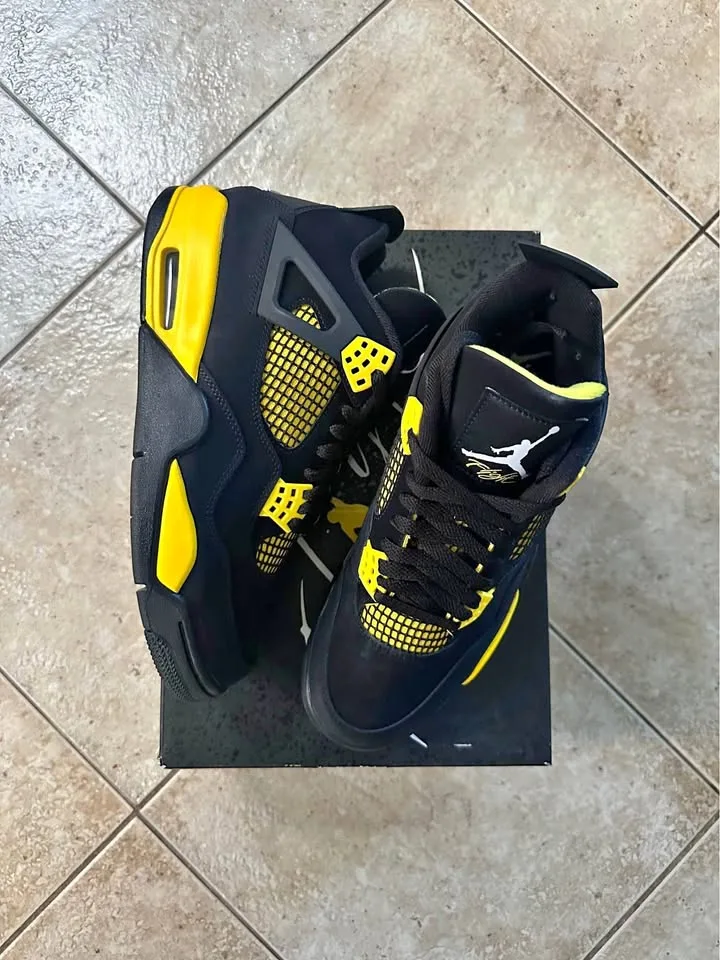 Jordan Retro 4 Thunders thumbnail