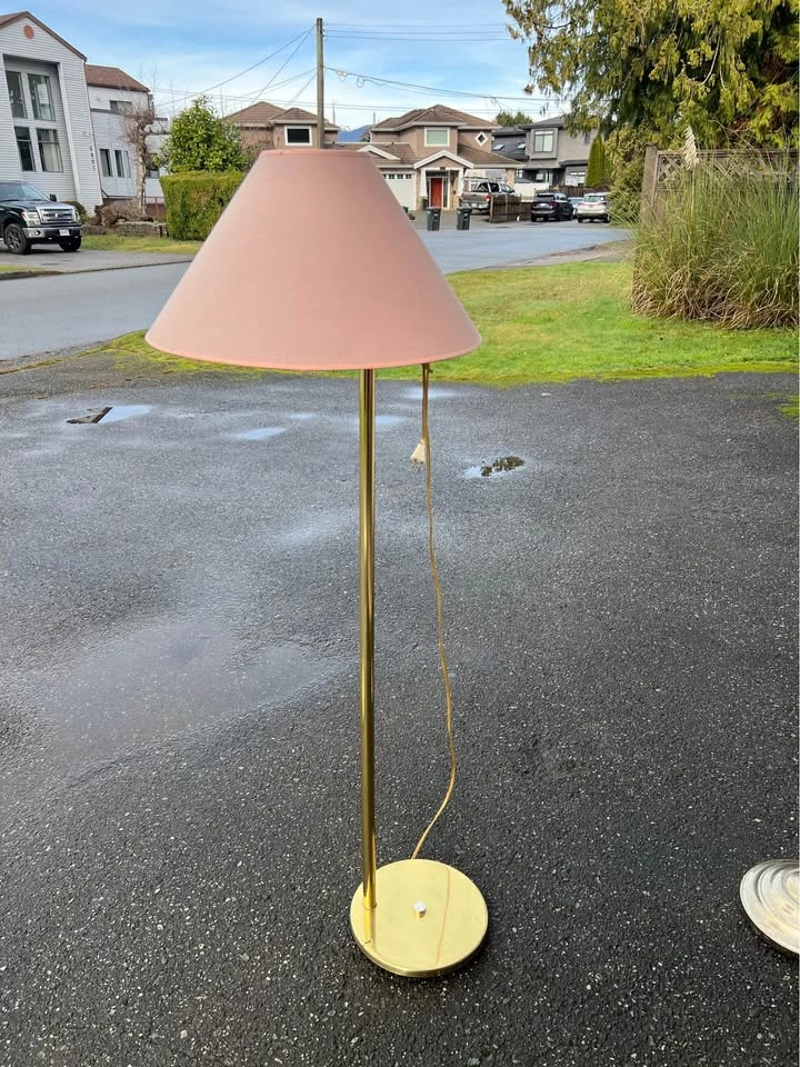 Vintage 54″ Round Base Brass Swivel Arm Standard Lamp - photo 4