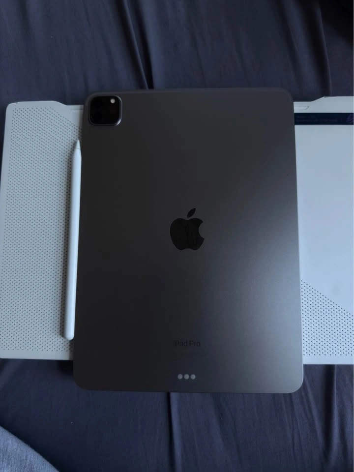 iPad Pro 11" 4th Gen (M2) 128GB Wi-Fi - Like New - photo 2