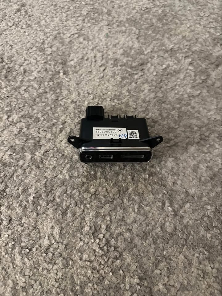 Jeep Grand Cherokee Media Hub : 68258696AA - photo 2