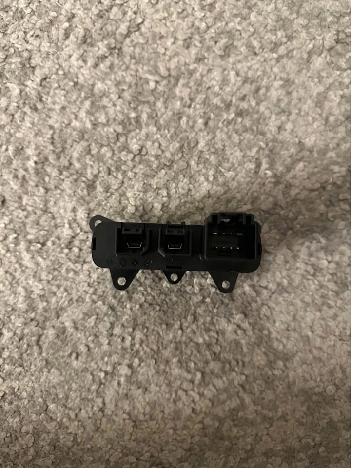 Jeep Grand Cherokee Media Hub : 68258696AA - photo 4