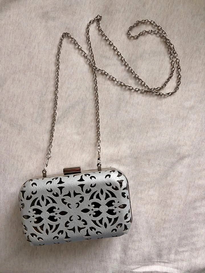 Clutch with removable chain strap