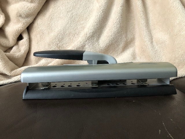 Swingline Heavy Duty 3 Hole Punch (Brampton) - photo 2