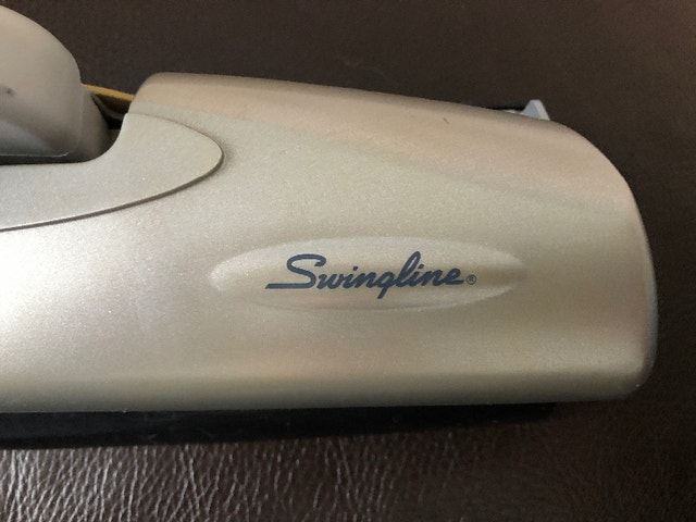 Swingline Heavy Duty 3 Hole Punch (Brampton) - photo 3