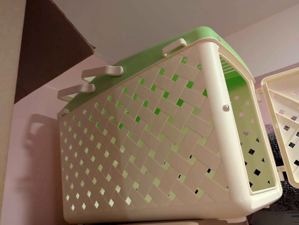 Pet Carriers & Crates Various Sizes Good Condition - photo 2