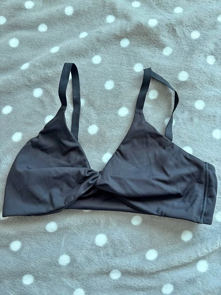 Gym Shark Sports Bra XS Twist Front No Padding Black