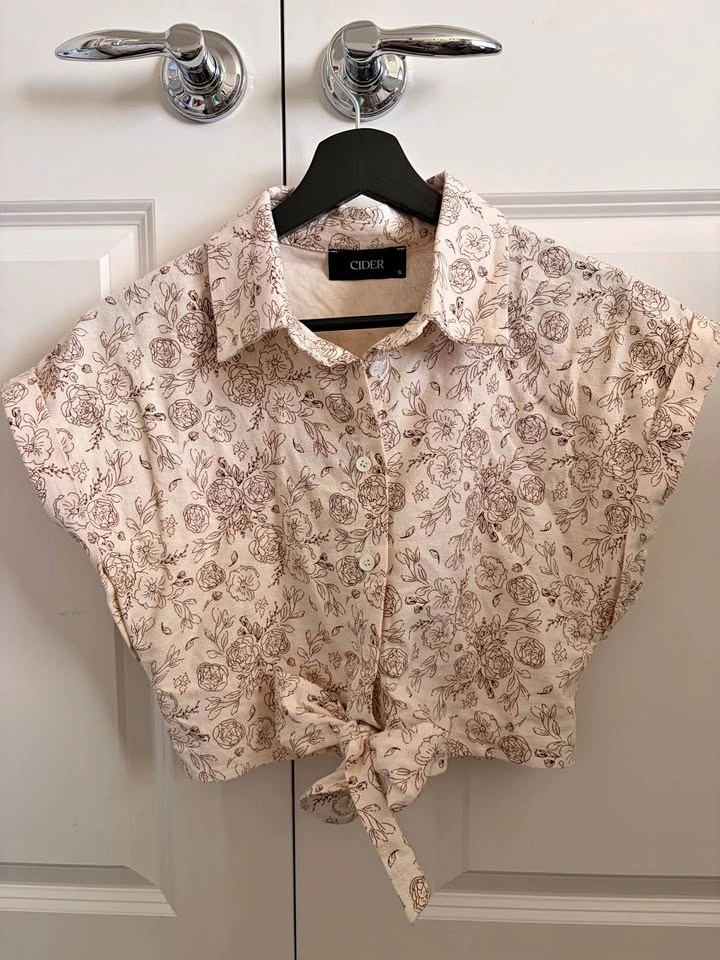Small Cream Floral Cropped Tee with Tie