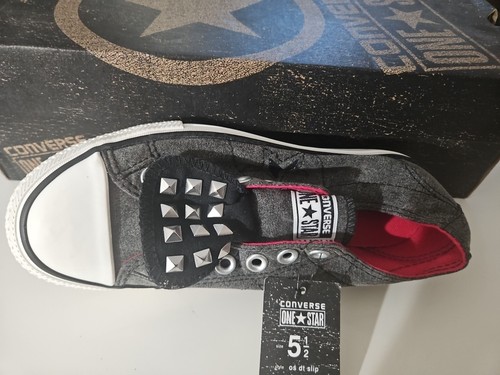 Womens Converse sneakers size 5 1/2 - photo 2