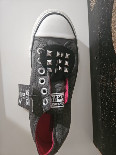 Womens Converse sneakers size 5 1/2 - photo 3