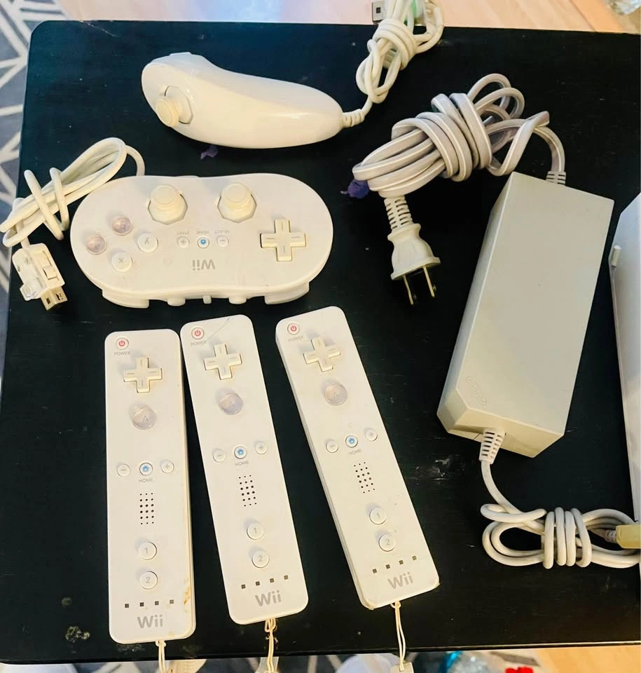 Nintendo Wii Bundle - 3 Controllers + Accessories - photo 5