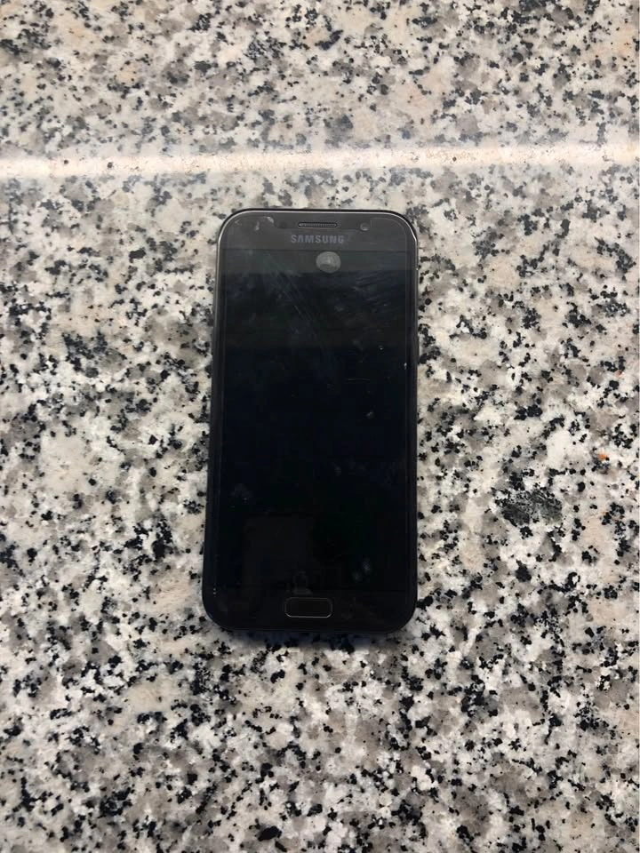 SAMSUNG A5 2017 UNLOCKED Phone - photo 3