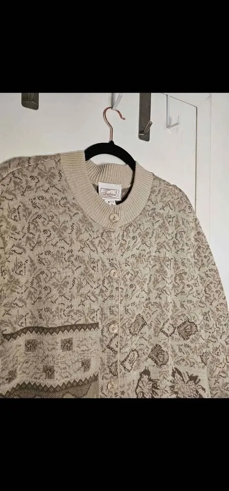 Size Large Vintage Minimalist Cardigan Sweater image indicator(2)