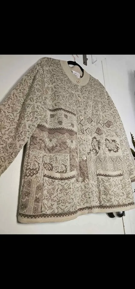 Size Large Vintage Minimalist Cardigan Sweater image indicator(3)