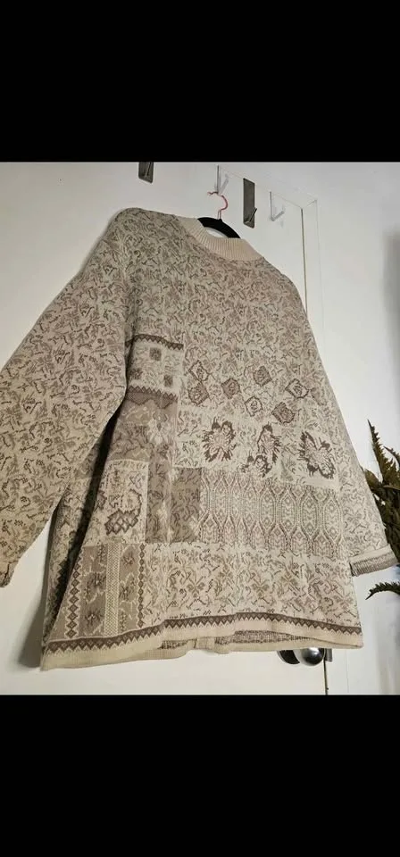 Size Large Vintage Minimalist Cardigan Sweater image indicator(9)