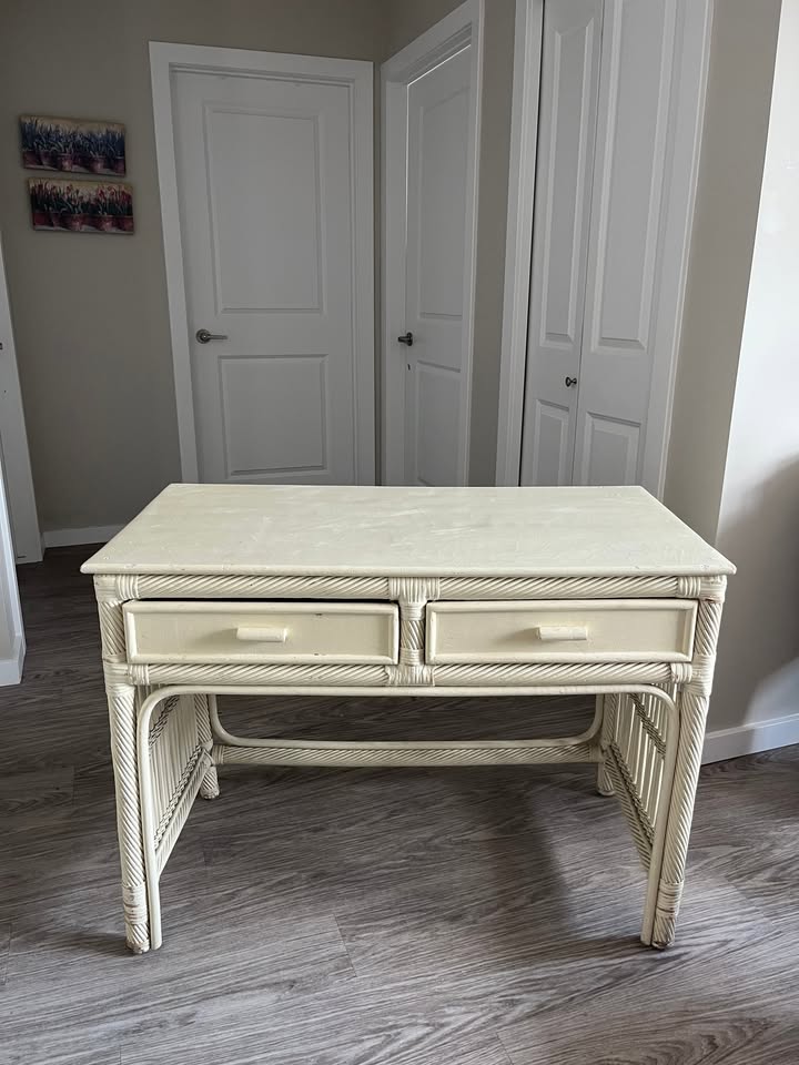 White wicker table - photo 2