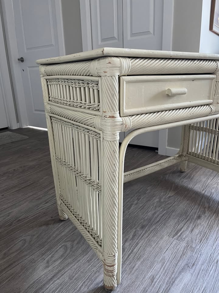 White wicker table - photo 4