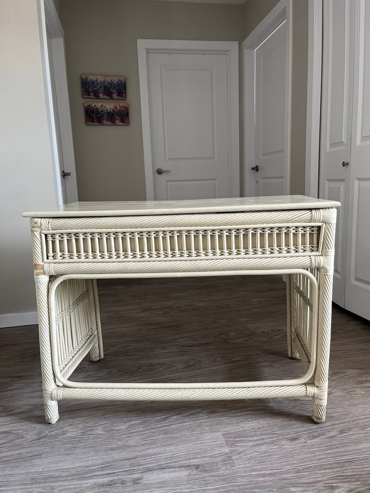White wicker table - photo 5