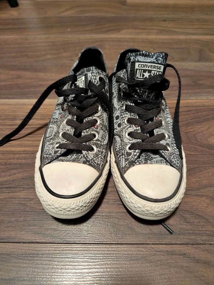 Converse size women 7 with skulls