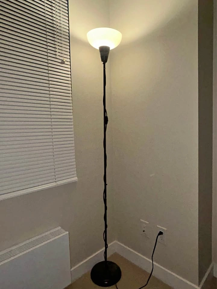 Floor uplighter with 1 extra lightbulb