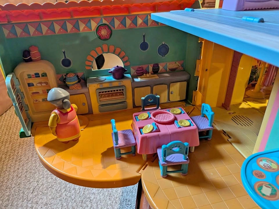 Dora the Explorer Dollhouse Playset w/ Figures, Van, Pool