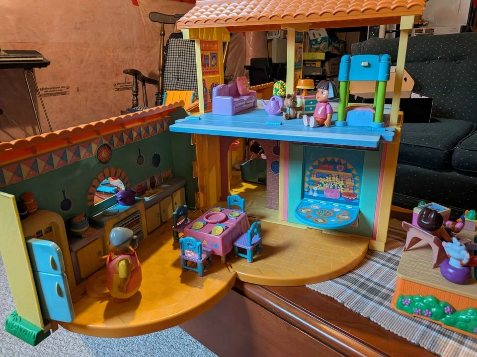 Dora the Explorer Dollhouse Playset w/ Figures, Van, Pool - photo 2
