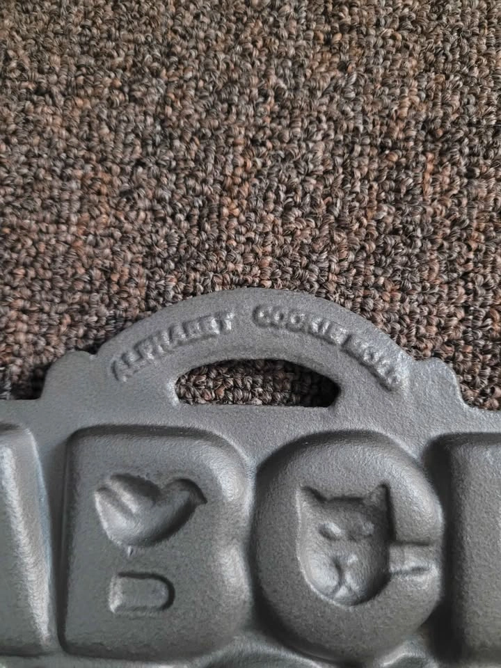 Vintage Cast Iron Cookie Mould - photo 3