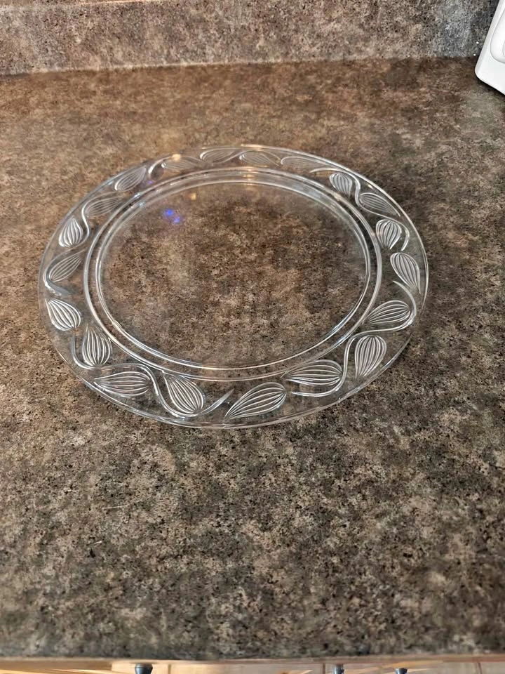 Beautiful glass cake plate. Perfect Condition. Moving must go.