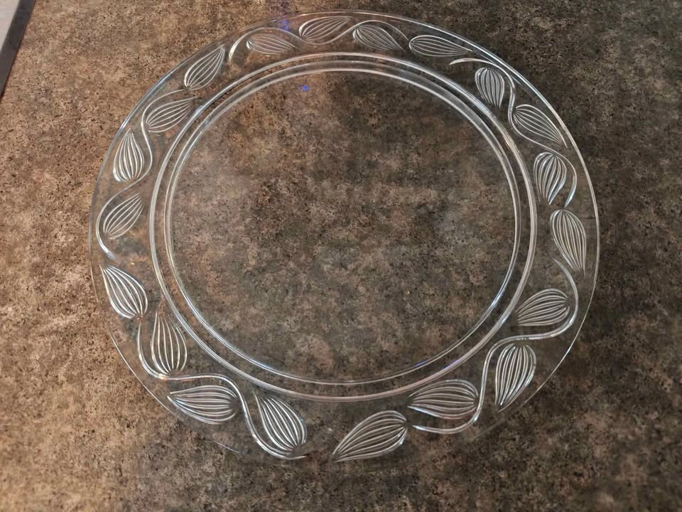 Beautiful glass cake plate. Perfect Condition. Moving must go. - photo 2