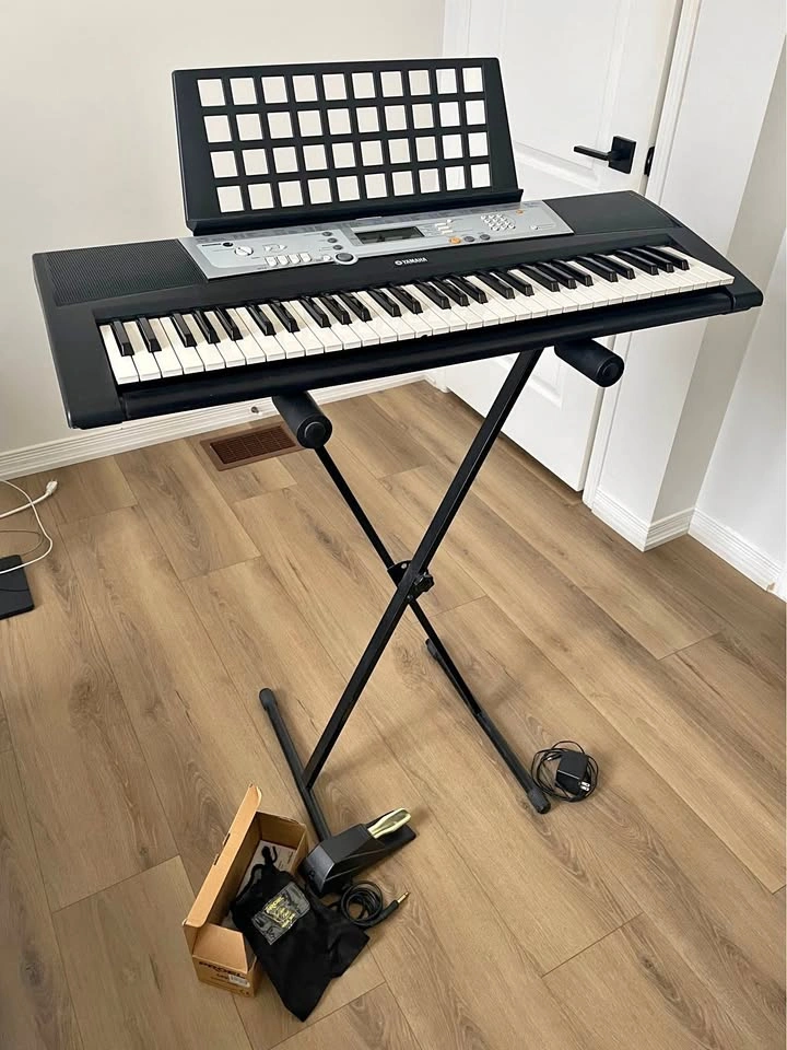 Like New! Yamaha YPT-200 61-Key Keyboard + GF-01 Damper Pedal