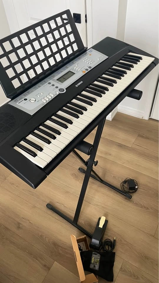 Like New! Yamaha YPT-200 61-Key Keyboard + GF-01 Damper Pedal - photo 2