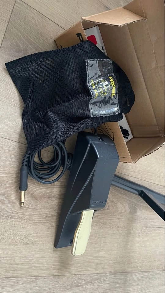 Like New! Yamaha YPT-200 61-Key Keyboard + GF-01 Damper Pedal - photo 5