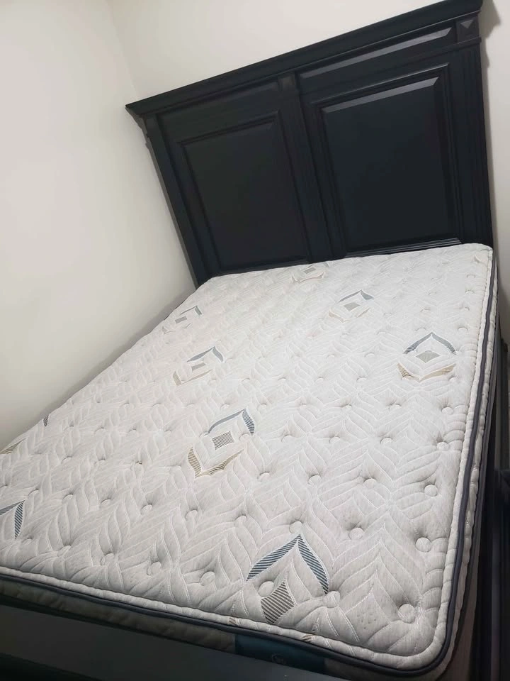 Queen Bedroom Set - Excellent Condition
