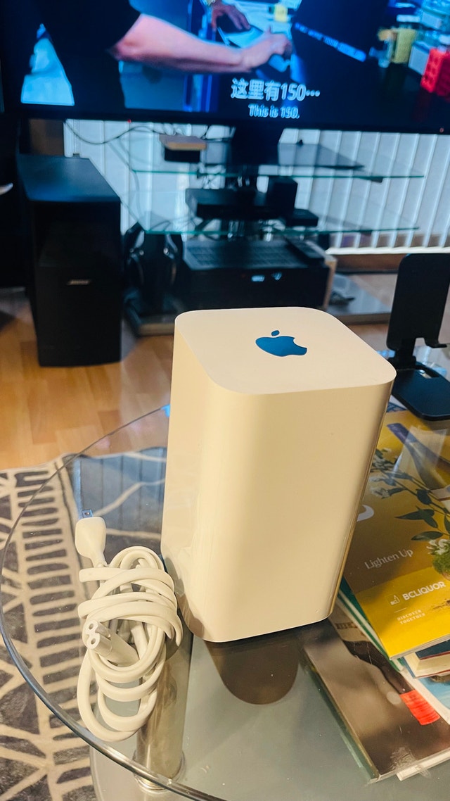 Apple AirPort Extreme router, Model A1521.