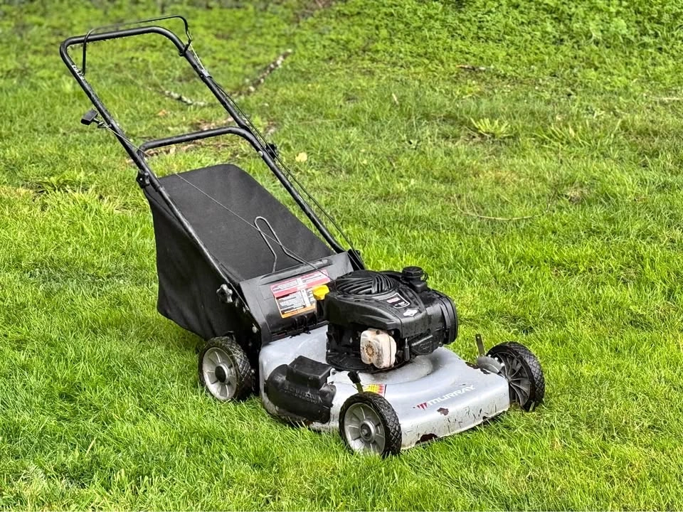 Briggs & Stratton 140cc Lawn Mower - Runs Great - Bag Included