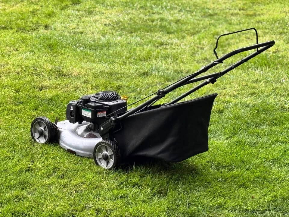 Briggs & Stratton 140cc Lawn Mower - Runs Great - Bag Included - photo 3