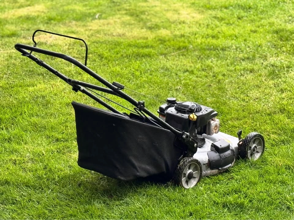 Briggs & Stratton 140cc Lawn Mower - Runs Great - Bag Included - photo 4