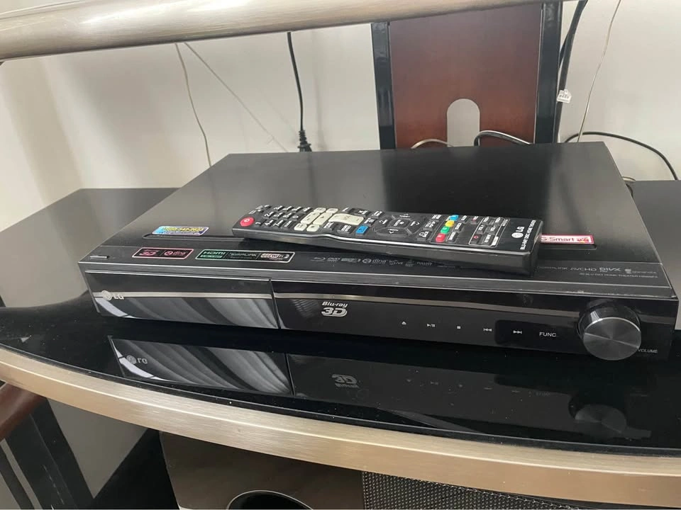 LG 5.1 Home Theater System - Tallboy Speakers, Blu-ray Player - photo 3